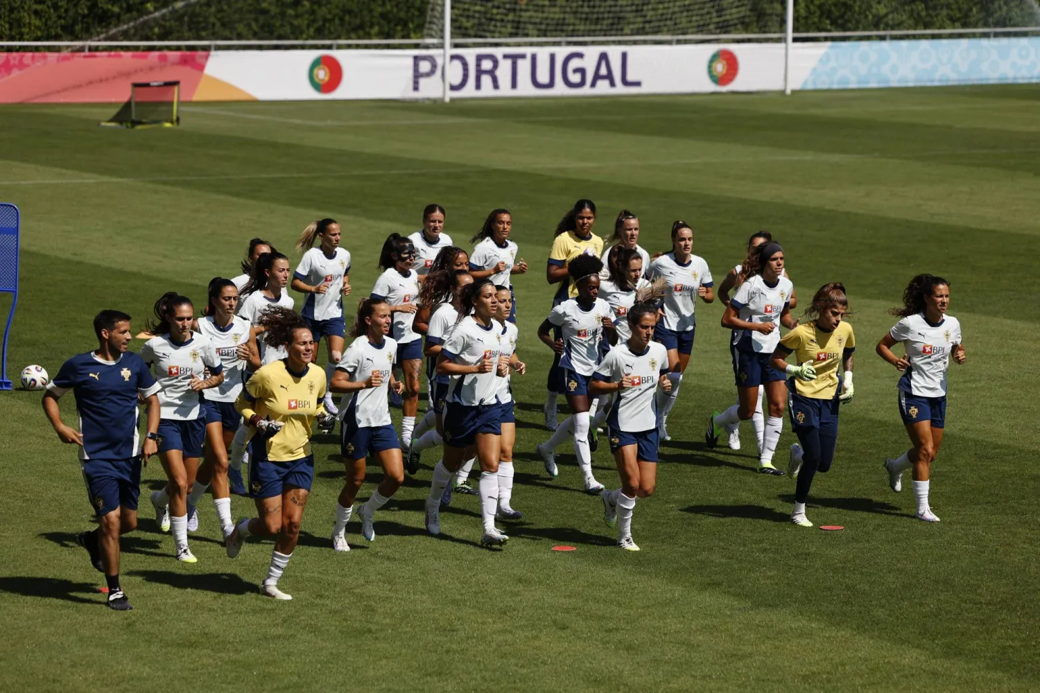 سيُسمح للمشجعين باصطحاب زجاجات المياه إلى الملعب في بعض مباريات بطولة أوروبا لكرة القدم للسيدات (إ.ب.أ)