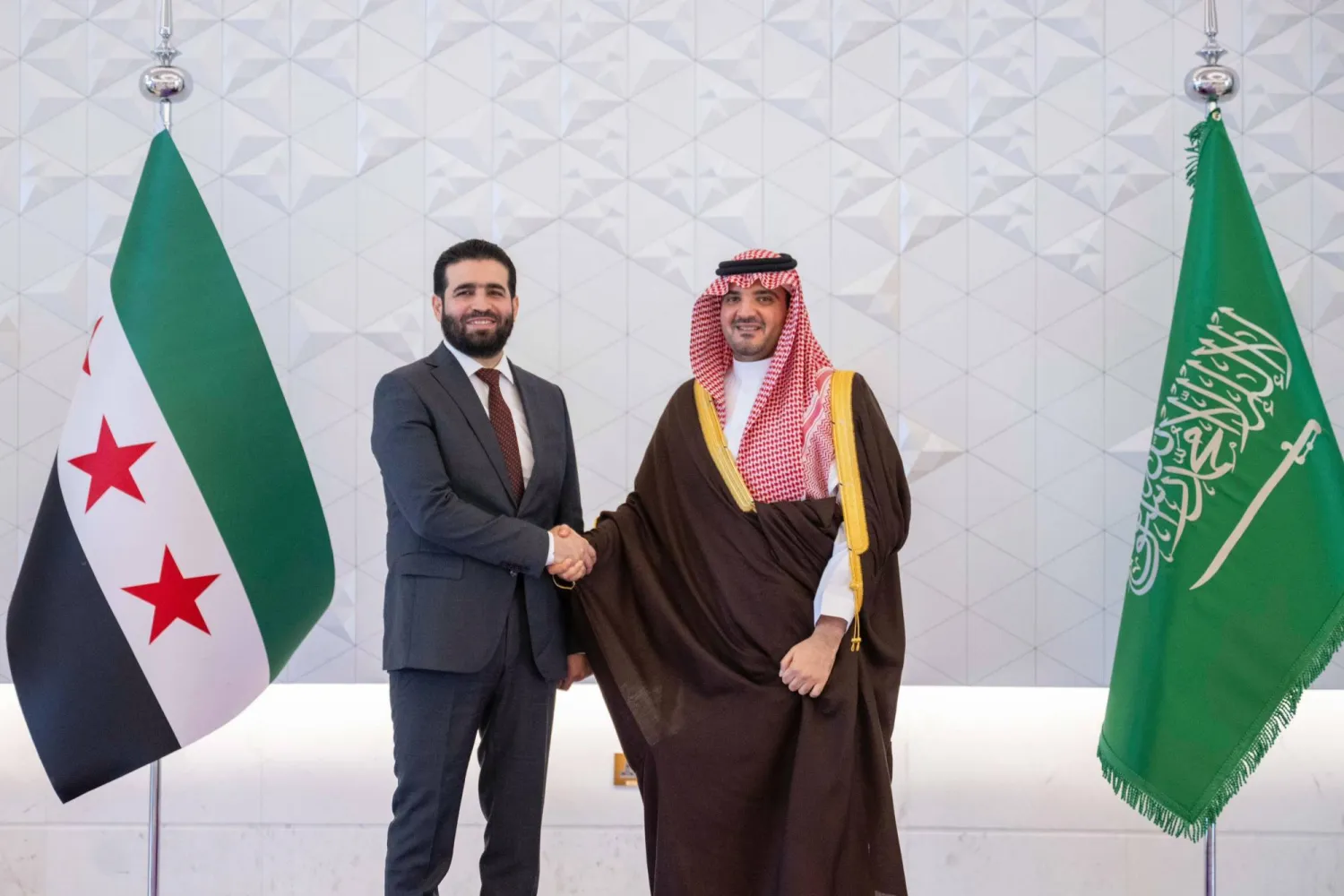 وزير الداخلية السعودي مستقبلاً نظيره السوري في جدة الشهر الماضي (واس)