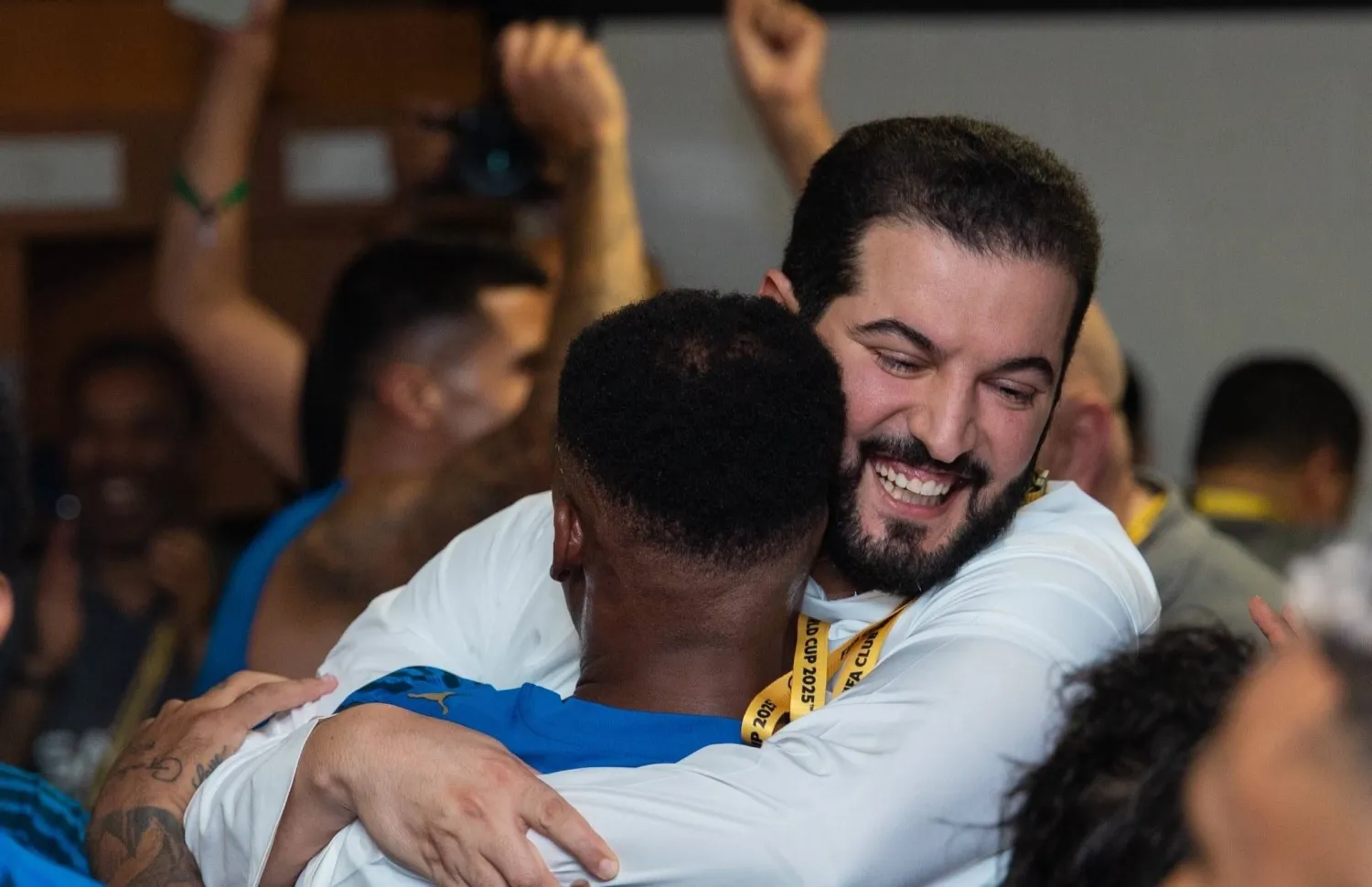 فرحة فهد بن نافل مع لاعبي فريقه (نادي الهلال) 