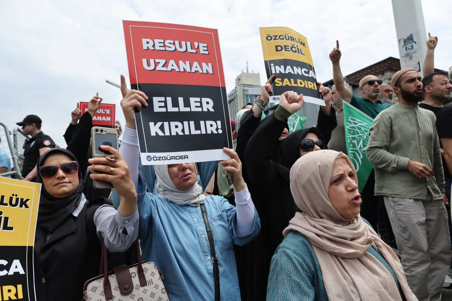 محتجون ضد الكاريكاتير المسيء للنبي أمام مسجد تقسيم بإسطنبول الثلاثاء (إ.ب.أ)