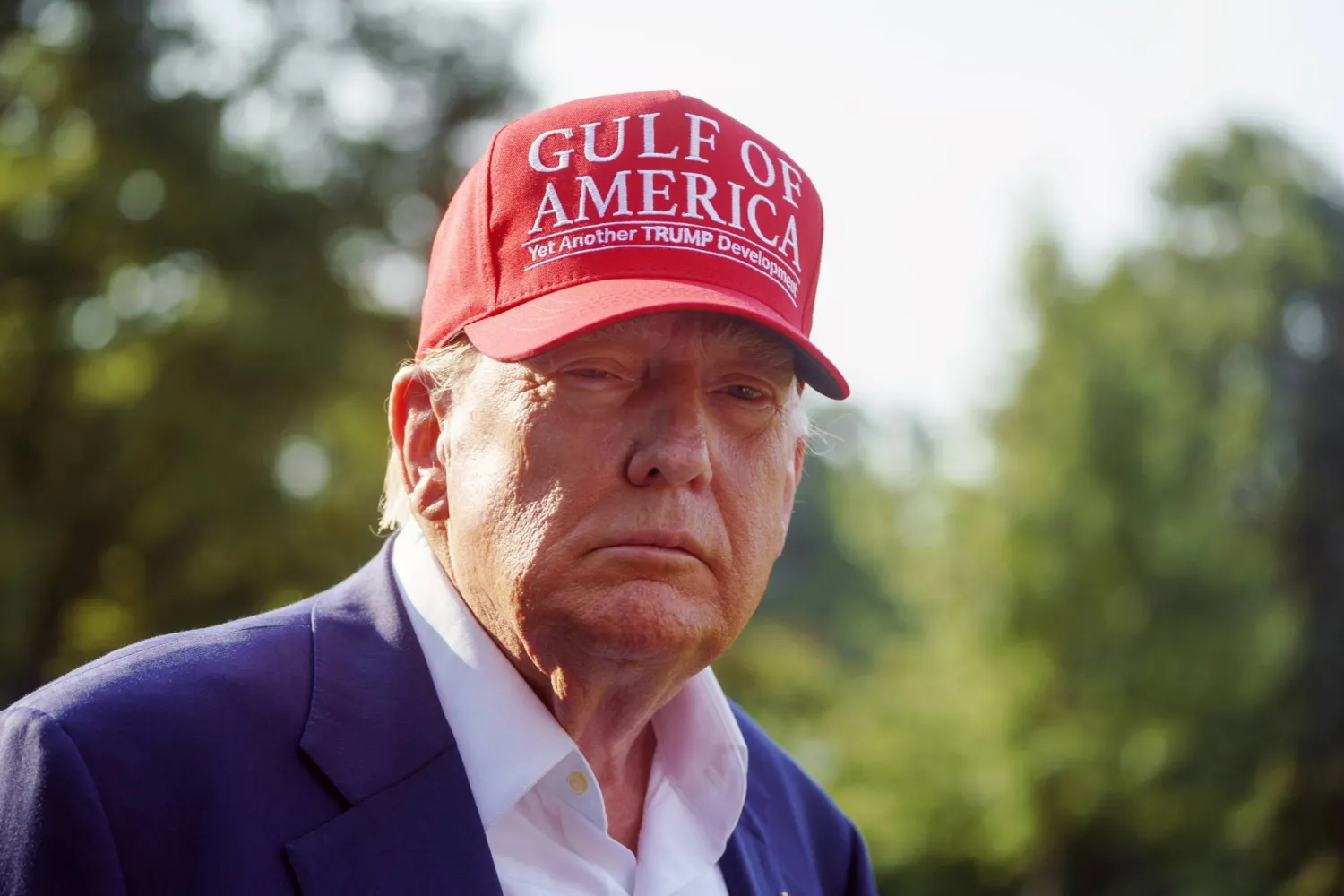 دونالد ترمب يتحدث إلى وسائل الإعلام خلال مغادرته البيت الأبيض في واشنطن الثلاثاء (إ.ب.أ)