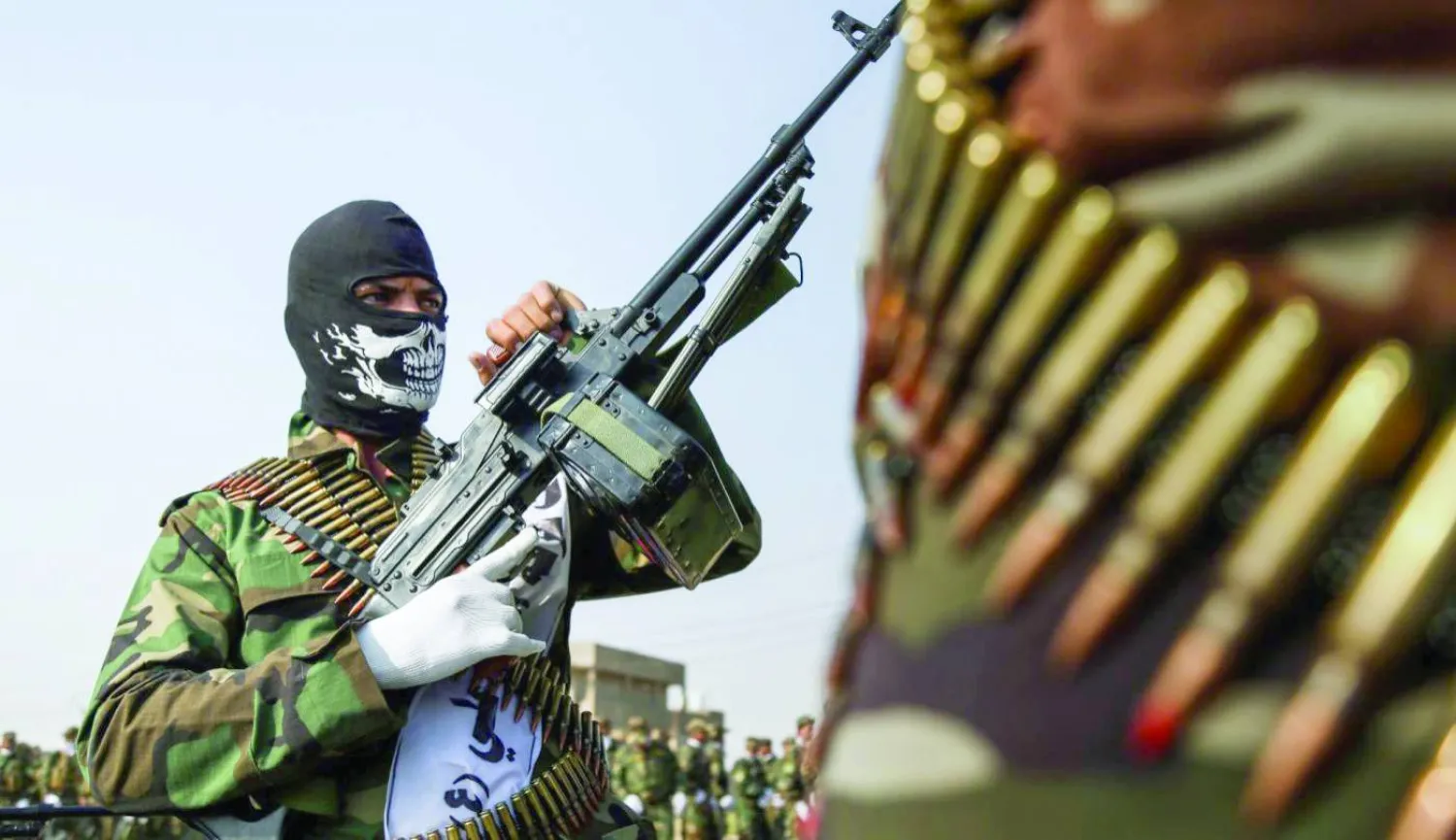 مسلح من «كتائب حزب الله» في استعراض وسط بغداد (إكس)