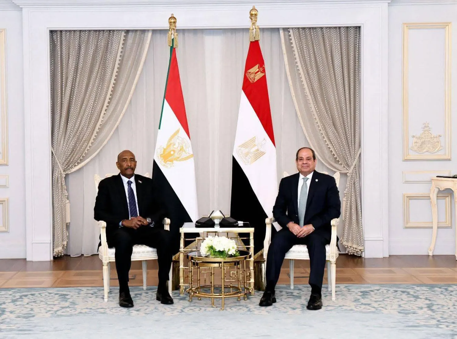 لقاء الرئيس المصري ورئيس مجلس السيادة الانتقالي السوداني في العلمين الجديدة بمصر مساء الاثنين (الرئاسة المصرية)