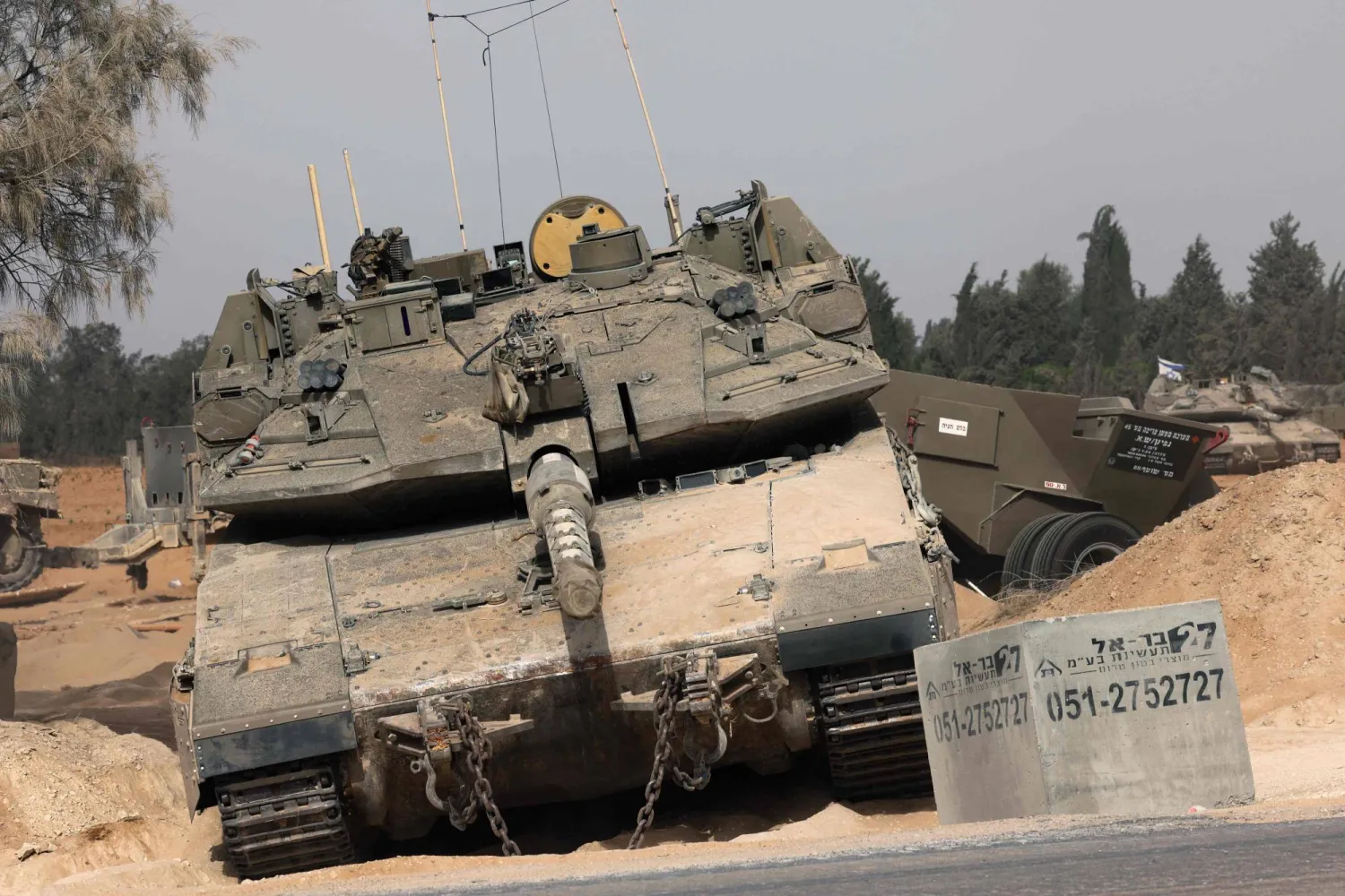 مدرعات إسرائيلية تنتشر على حدود قطاع غزة (أ.ف.ب)