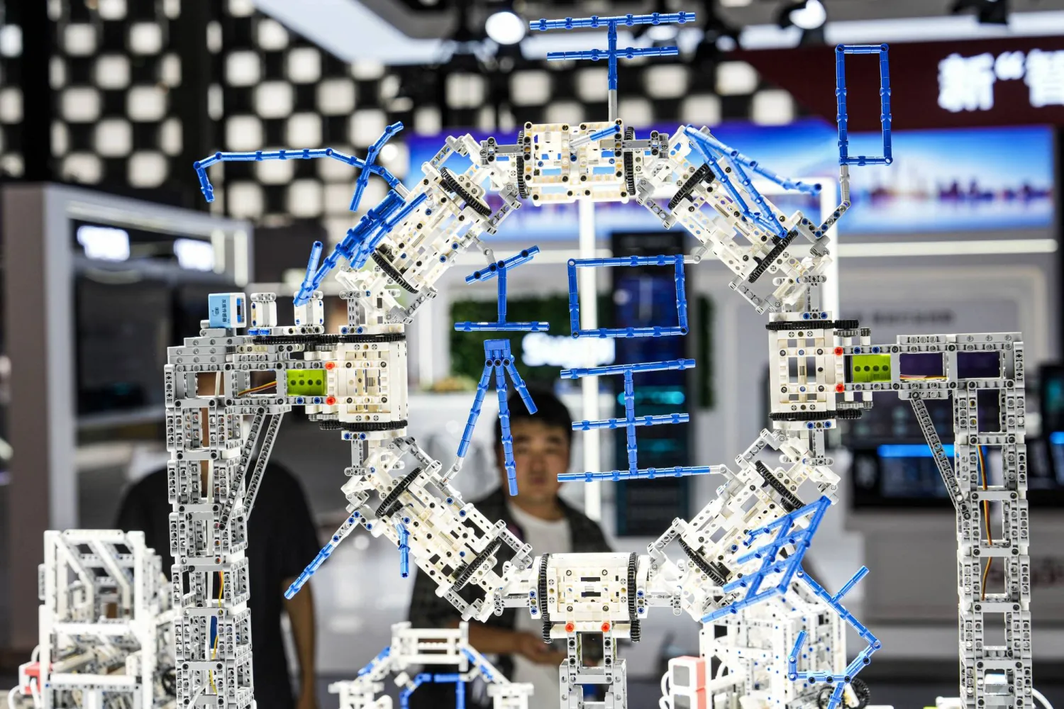 أصبح الذكاء الاصطناعي جزءاً لا يتجزأ من حياتنا اليومية، وشيئاً فشئياً، غيّر الذكاء الاصطناعي طريقة عملنا وتواصلنا مع العالم من حولنا (أ.ف.ب)