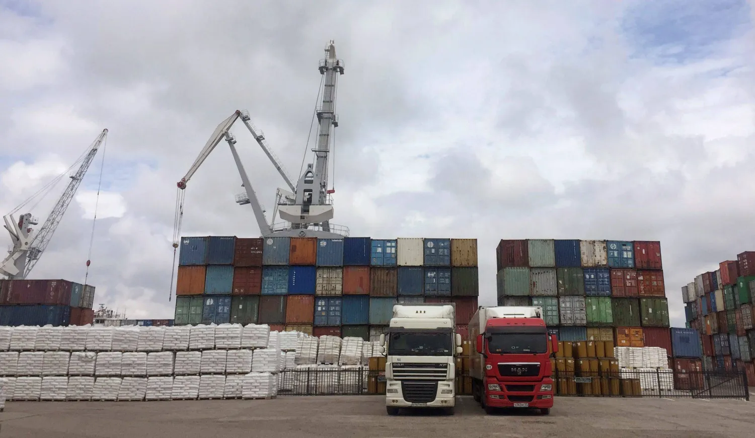 شاحنات متوقفة في محطة حاويات بميناء أستراخان الروسي (رويترز)