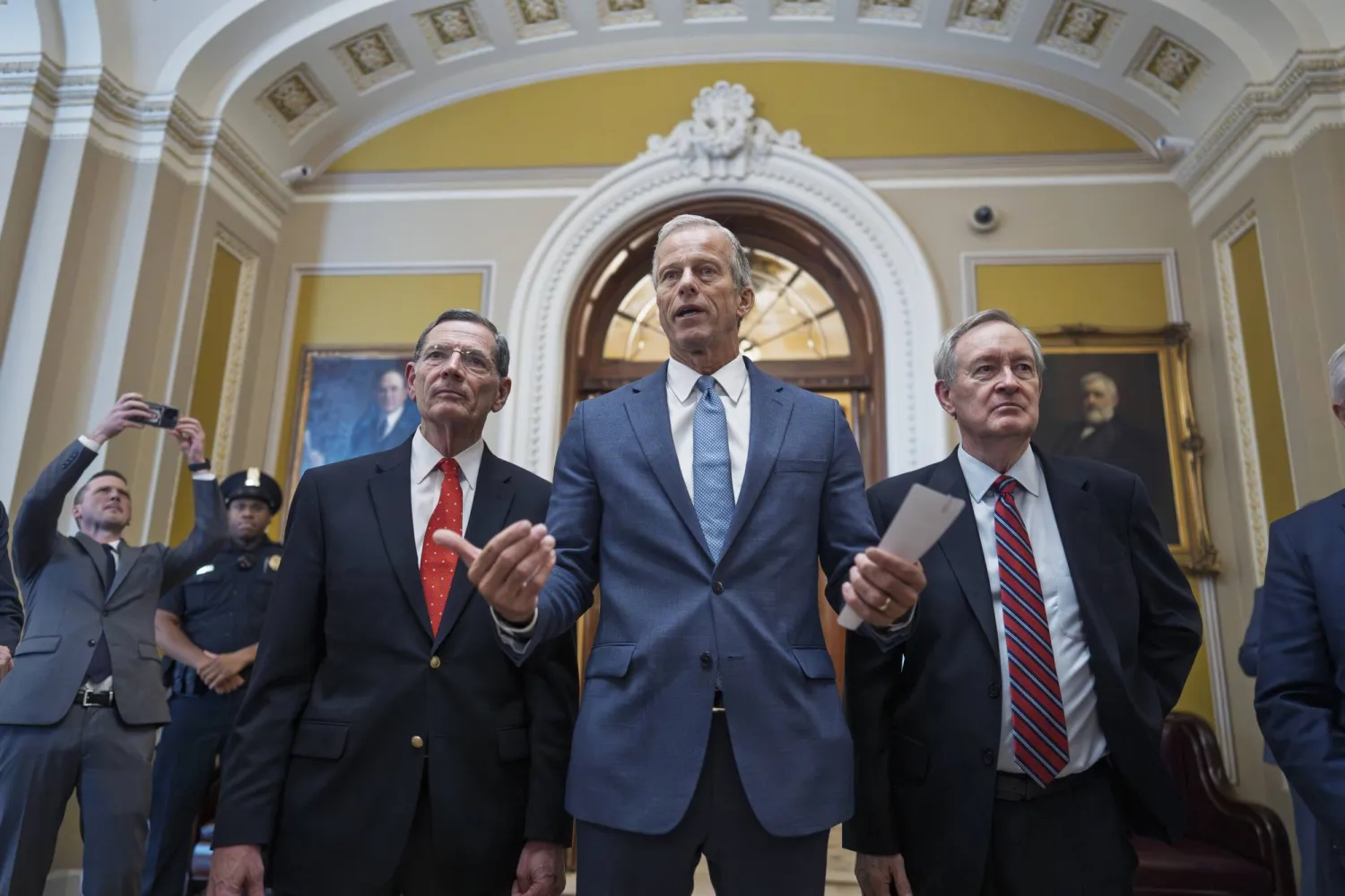 زعيم الأغلبية بمجلس الشيوخ الأميركي جون ثون وبجانبه السيناتوران جون باراسو ومايك كراب يتحدثون للصحافيين بعد إقرار مشروع ترمب في مبنى الكابيتول... الثلاثاء 1 يوليو 2025 (أ.ب)