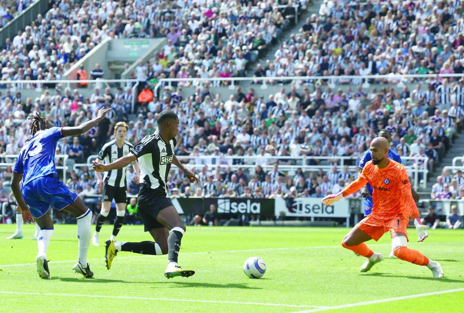 
هل يستطيع نيوكاسل الاحتفاظ بألكسندر إيزاك في ظل رغبة ليفربول وآرسنال بضمه (إ.ب.أ)