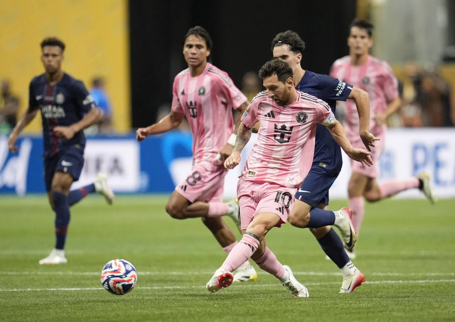 ميسي مازال يتمتع بلمساته السحرية لكن هل يستمر حتى كأس العالم المقبله؟ (رويترز)