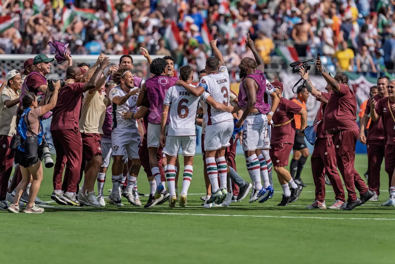 لاعبو فلومينينسي وجهازهم الفني وإحتفالات صاخبة بالتأهل لربع النهائي (د ب ا)