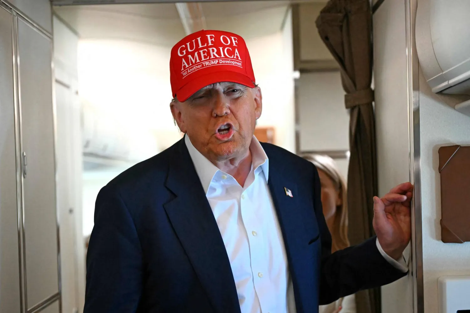 الرئيس الأميركي دونالد ترمب يتحدث مع الصحافة على متن الطائرة الرئاسية أثناء سفره من أوتشوبي بولاية فلوريدا إلى قاعدة «أندروز» بولاية ماريلاند في الأول من يوليو 2025 (أ.ف.ب)