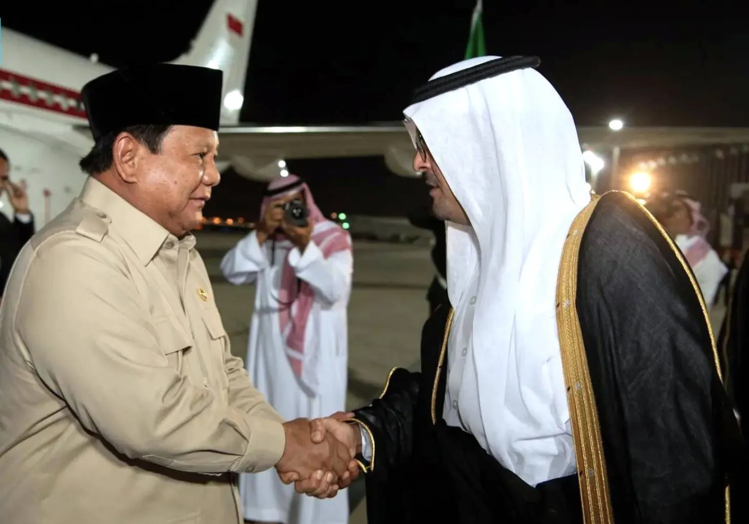 الأمير سعود بن مشعل مستقبلاً الرئيس برابوو سوبيانتو لدى وصوله إلى جدة (واس)
