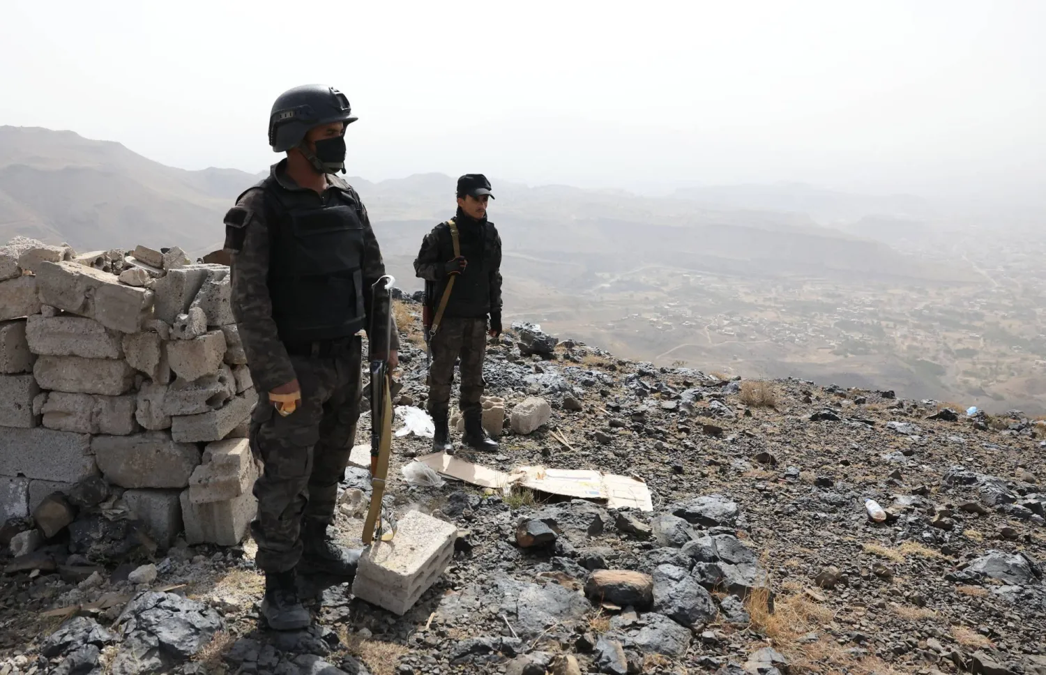 جماعة الحوثي تستهدف مطار بن غوريون في تل أبيب بوسط إسرائيل (إ.ب.أ)