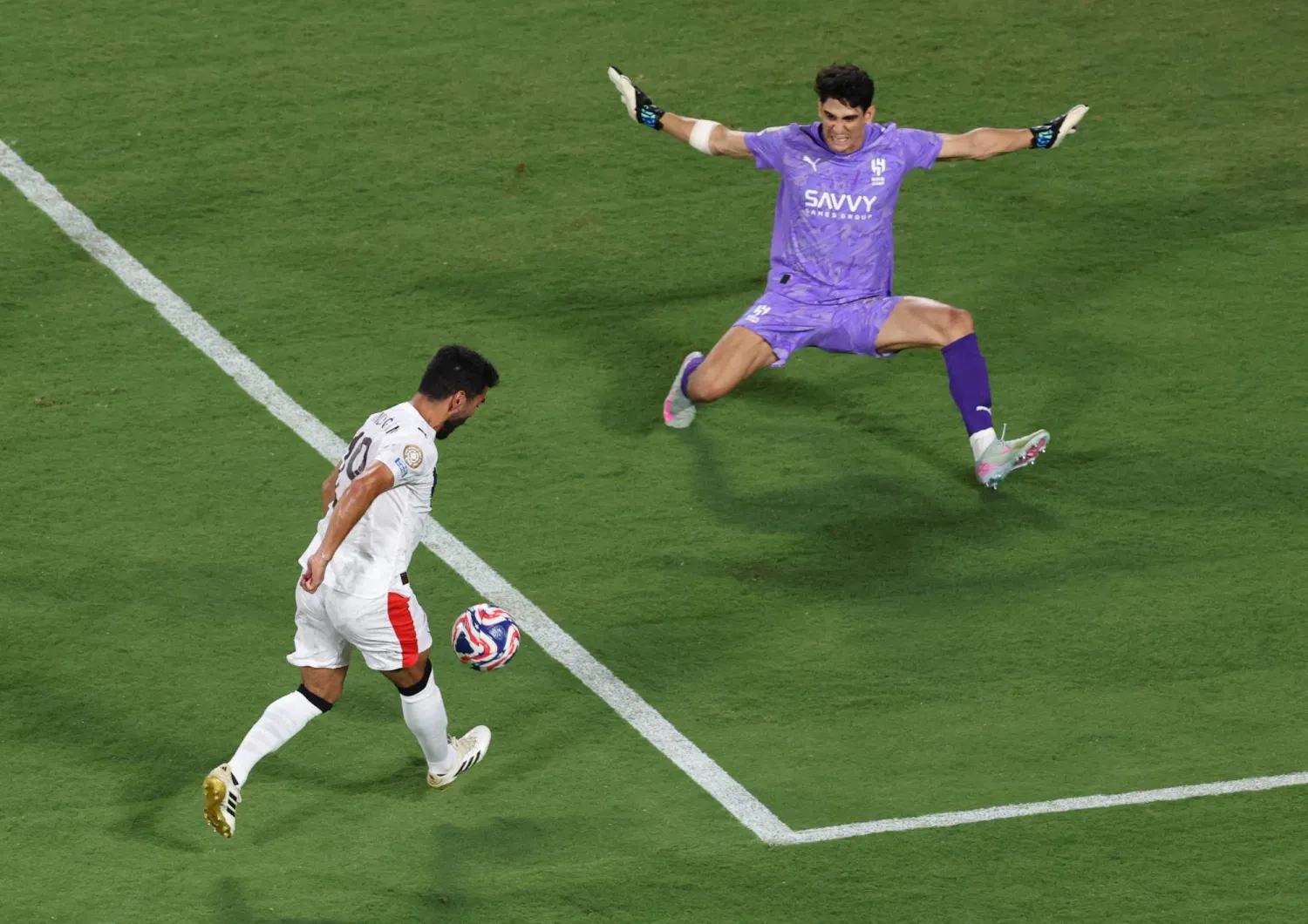 توج بونو نجوميته المونديالية بأداء لافت وباهر أمام السيتي (رويترز) 