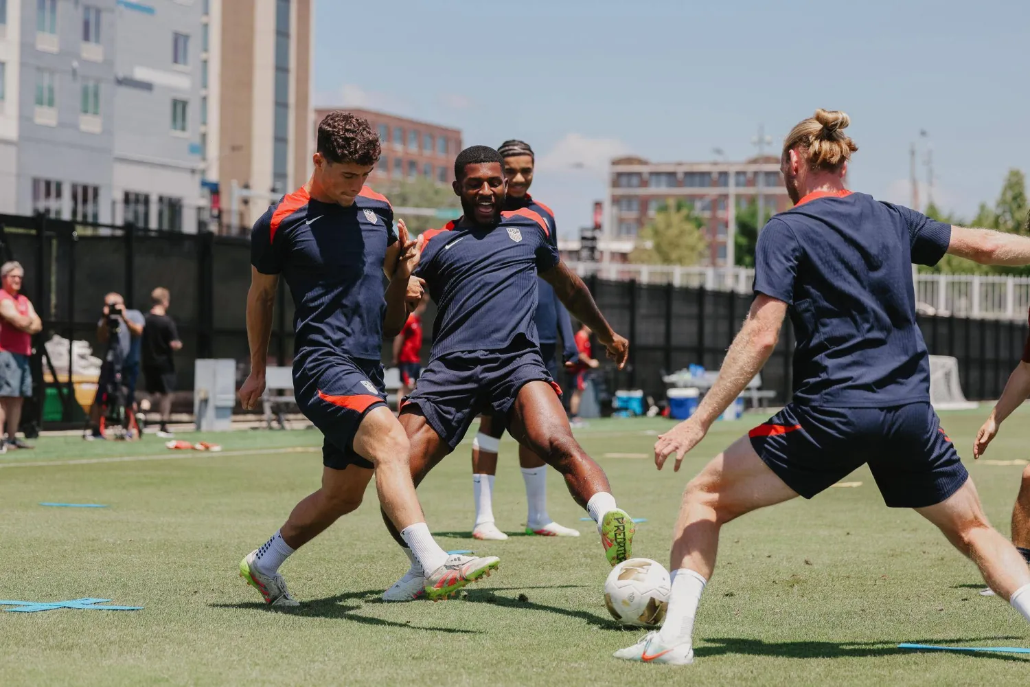 حلقت طائرة بدون طيار فوق تدريبات الفريق (المنتخب الأميركي) 