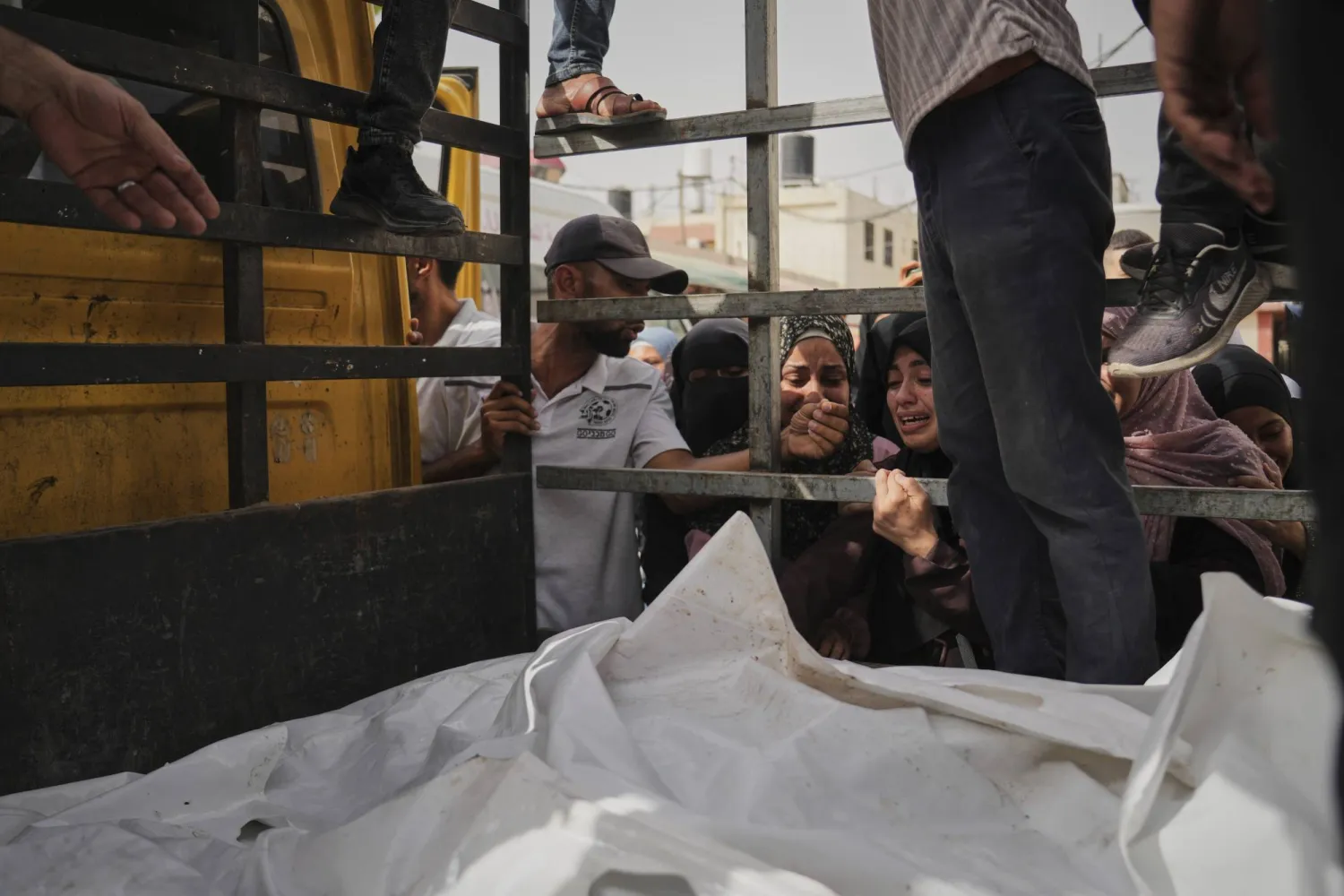 مشيّعون يشاركون في تشييع جثامين عائلاتهم الذين قُتلوا خلال قصف إسرائيلي على الزوايدة في قطاع غزة (أ.ب)