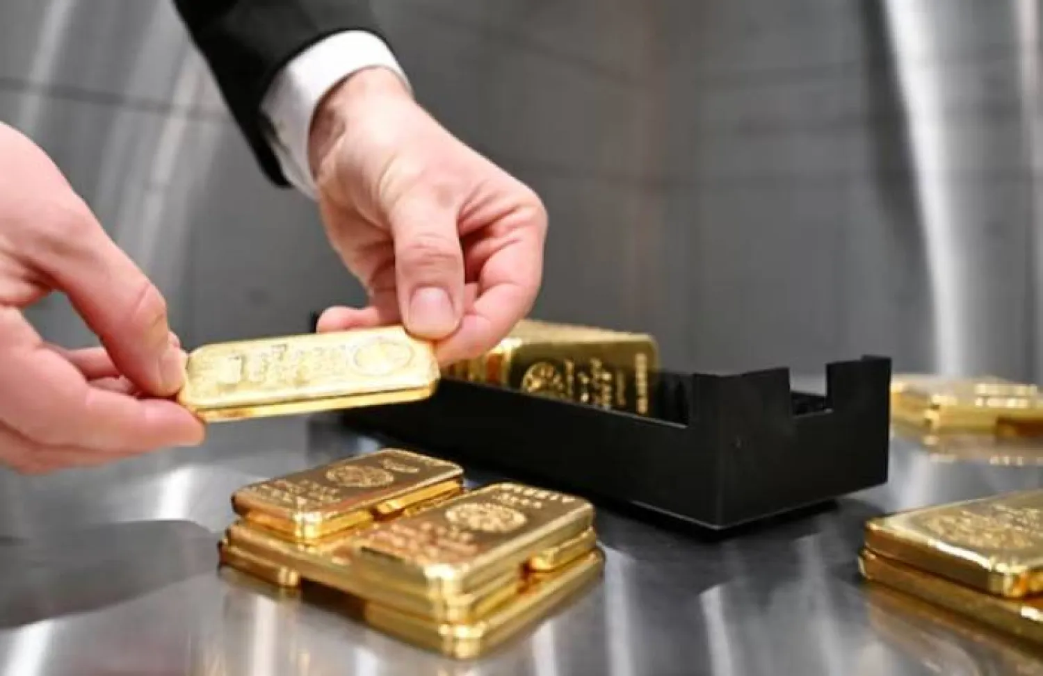 سبائك ذهبية مكدّسة داخل غرفة صناديق الودائع في «برو أوروم» بميونيخ بألمانيا (رويترز)