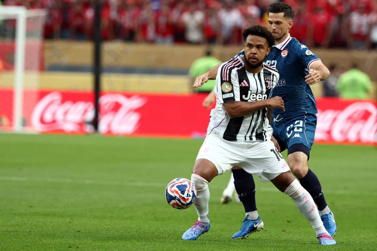 بارت مايرز في مواجهة لاعب يوفنتوس (أ.ف.ب)