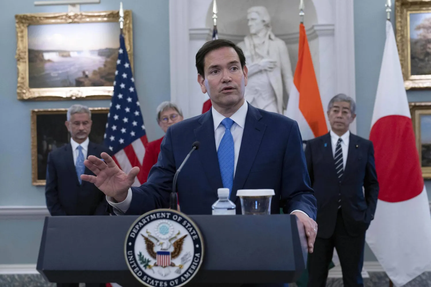 وزير الخارجية الأميركي ماركو روبيو في مؤتمر صحافي بمقر الوزارة في واشنطن ويبدو خلفه (من اليمين) نظراؤه الياباني والأسترالية والهندي (أ.ب)