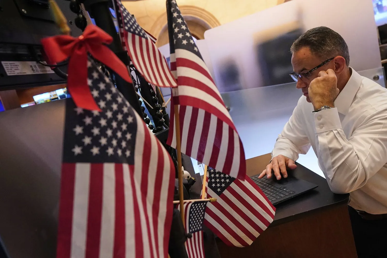 متداول يعمل في بورصة نيويورك (أ.ب)