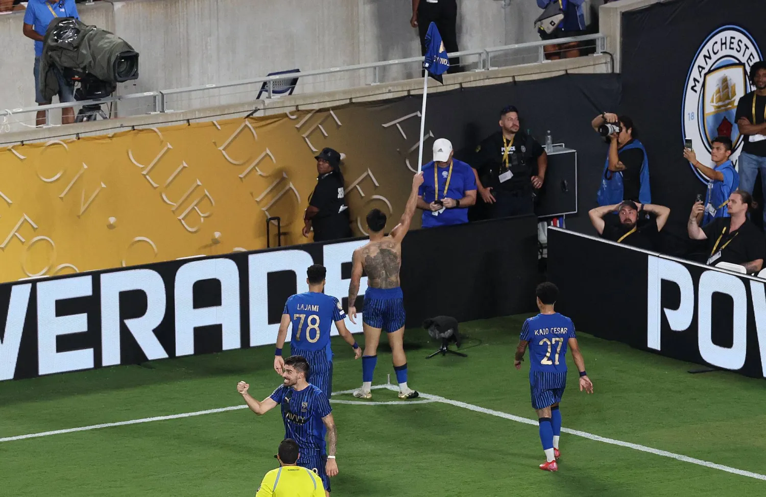 ماركوس ليوناردو رفع راية الزاوية من جذورها ولوّح بها عالياً نحو سماء أورلاندو السوداء (رويترز)