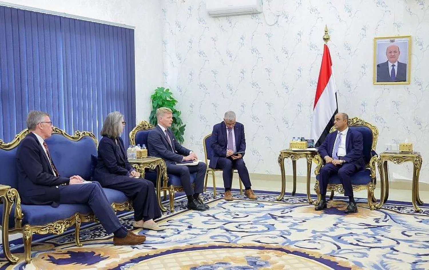 رئيس الوزراء اليمني سالم بن بريك خلال استقباله المبعوث الأممي لليمن (سبأ)