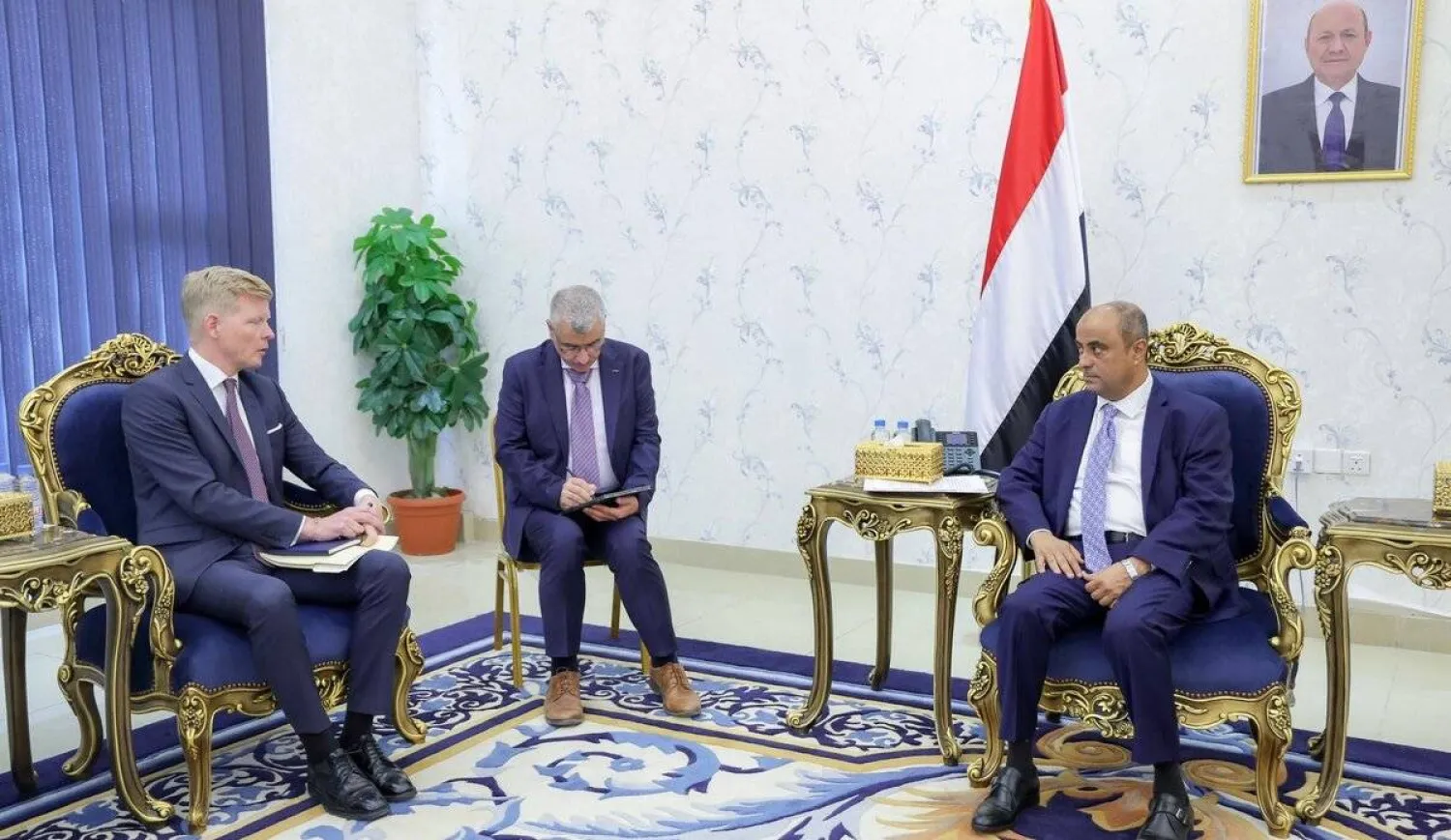 رئيس الحكومة اليمنية مع المبعوث الأممي في عدن (سبأ)