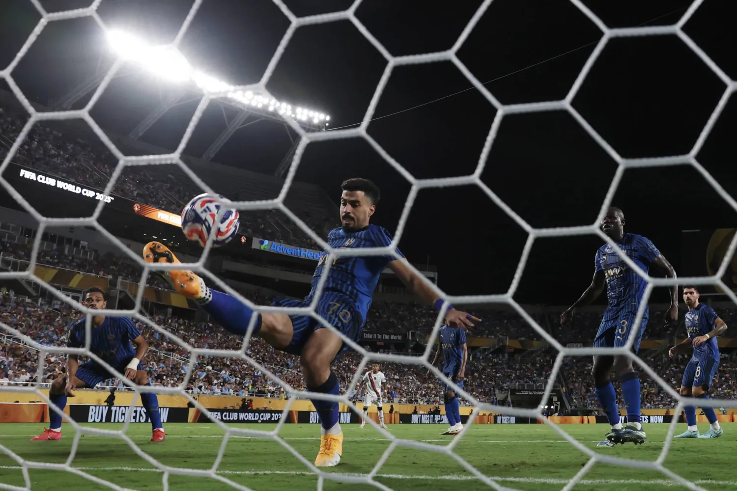 إنقاذ علي لاجامي لهدف محقق في مانشستر سيتي خلال الدقائق الأخيرة (نادي الهلال)