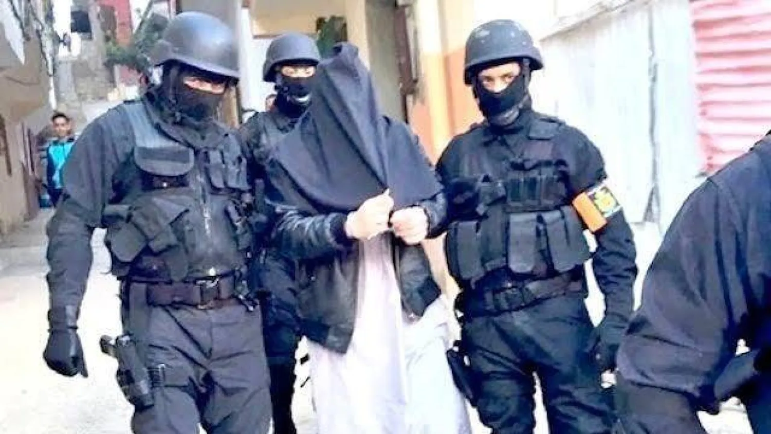 عناصر من مكتب التحقيقات القضائية المغربي لدى توقيفهم متطرفاً في عملية سابقة (الشرق الأوسط)