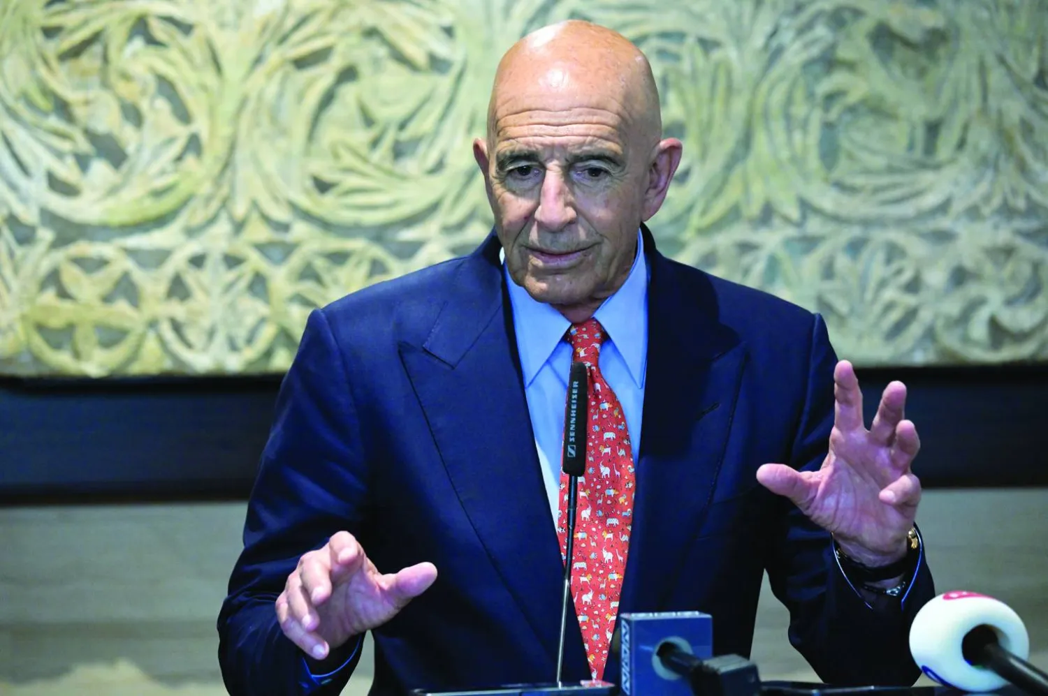 الموفد الأميركي إلى بيروت توماس برّاك خلال مؤتمر صحافي عقده بعد لقائه رئيس البرلمان نبيه بري قبل أسبوعين (إ.ب.أ)