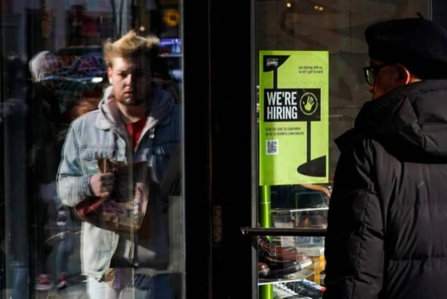 لافتة «نحن نوظف» على نافذة أحد المتاجر بمدينة نيويورك (أرشيفية-رويترز)