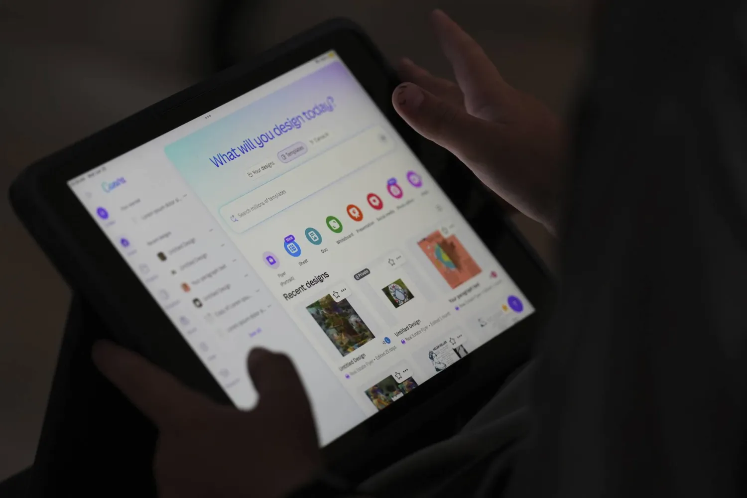 طالب يطلب المساعدة من «ChatGPT» خلال فصل دراسي صيفي في مدرسة روزفلت