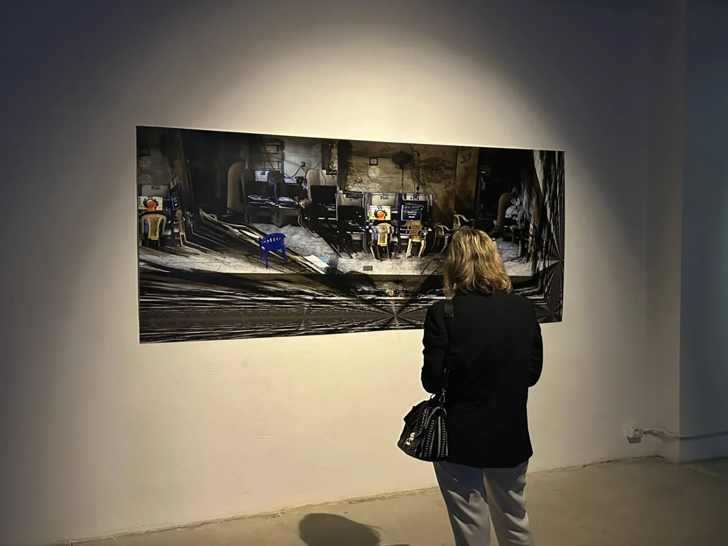 من لوحات دي مارتينو في معرض «همسات كهربائية» (المركز الإيطالي)