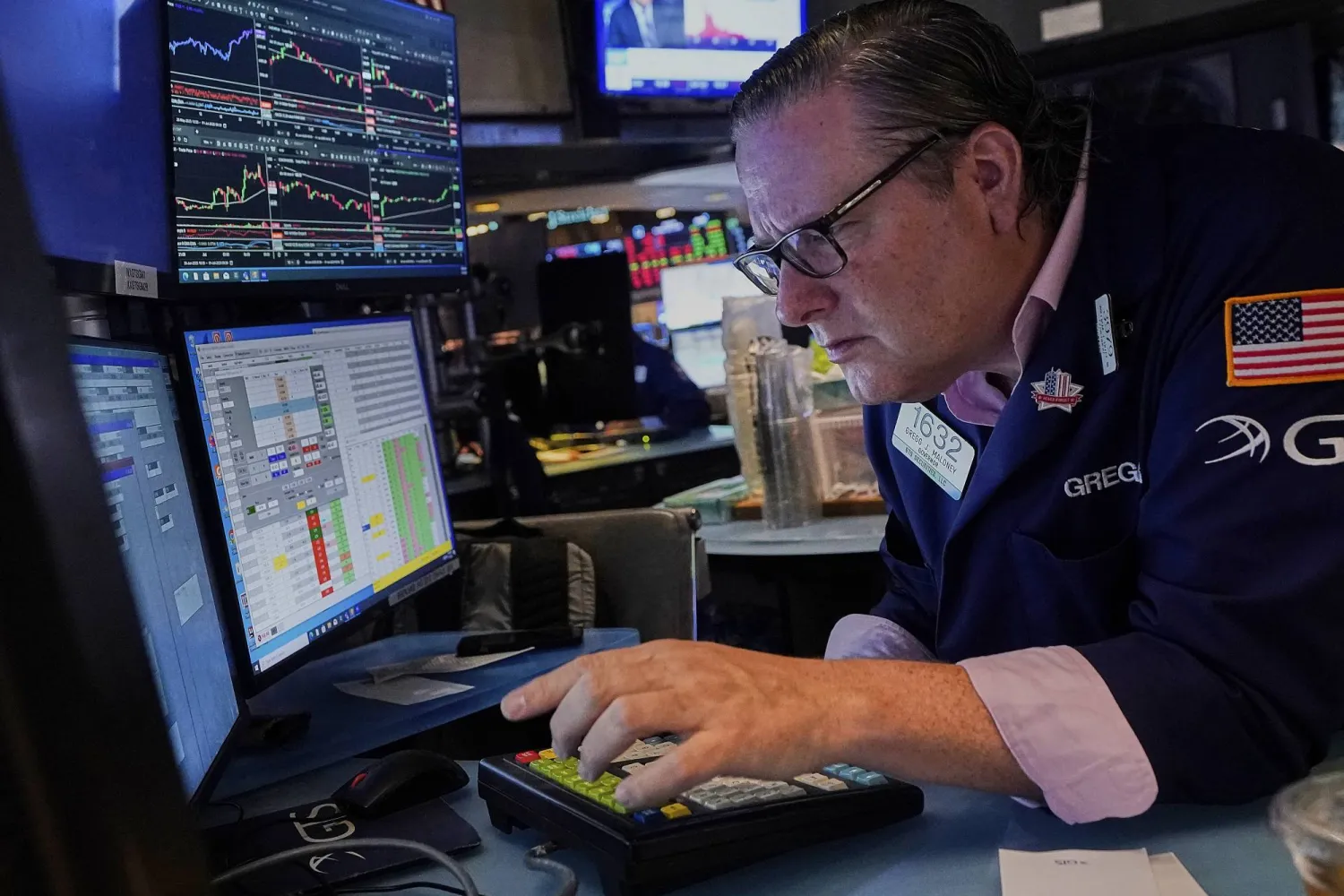 متداول يعمل في بورصة نيويورك (أ.ب)