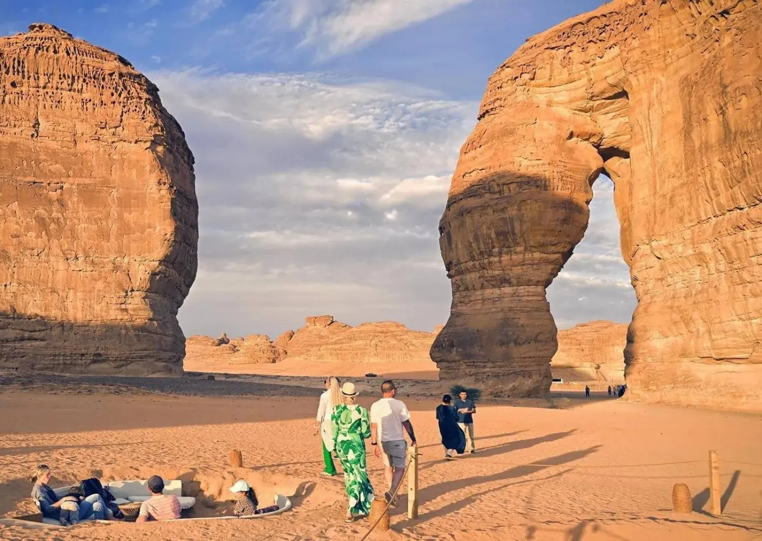 عدد من الأجانب في محافظة العلا أحد المواقع السعودية السياحية (الشرق الأوسط)