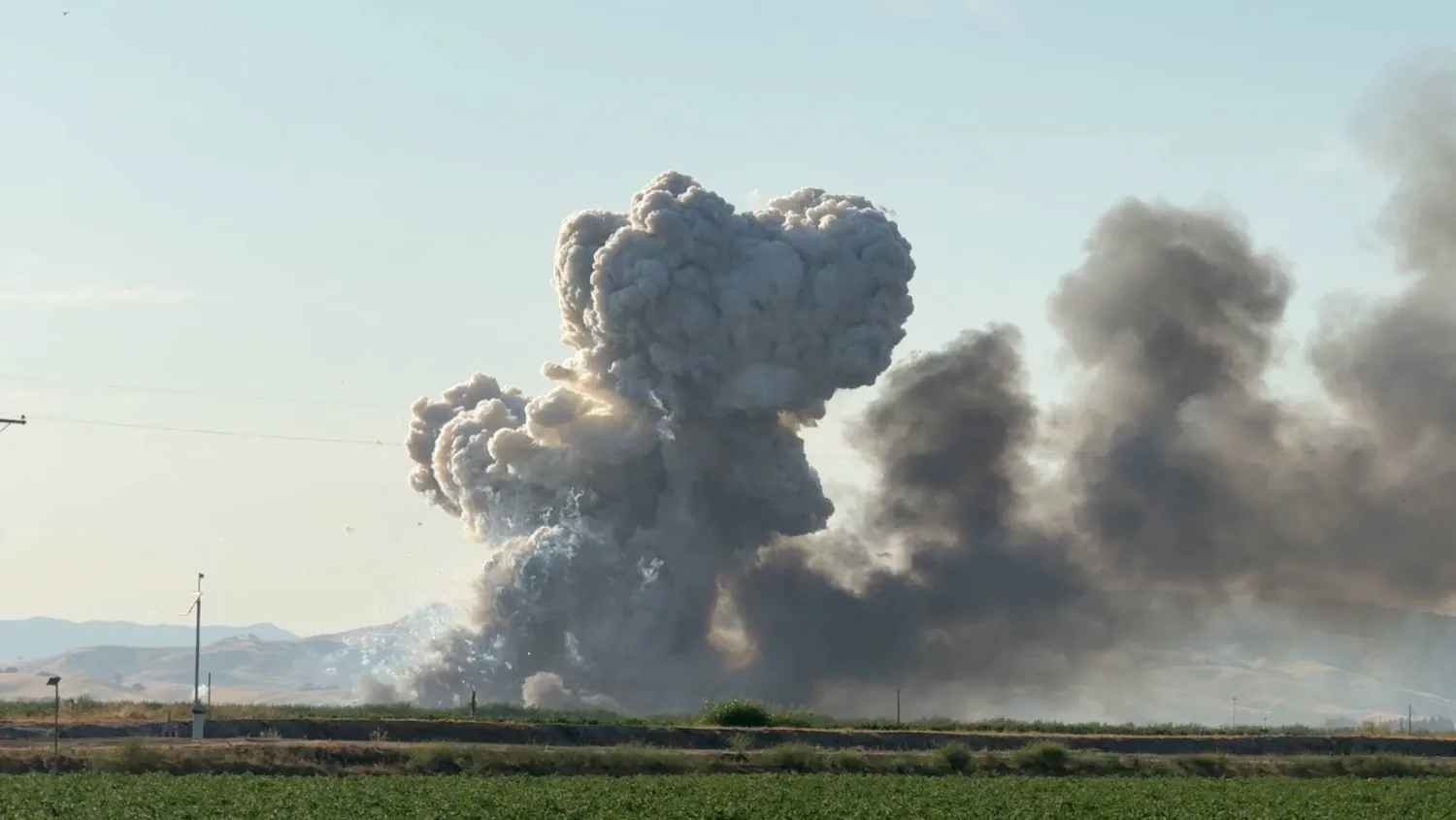 انفجار بمستودع للألعاب النارية في شمال ولاية كاليفورنيا (رويترز)