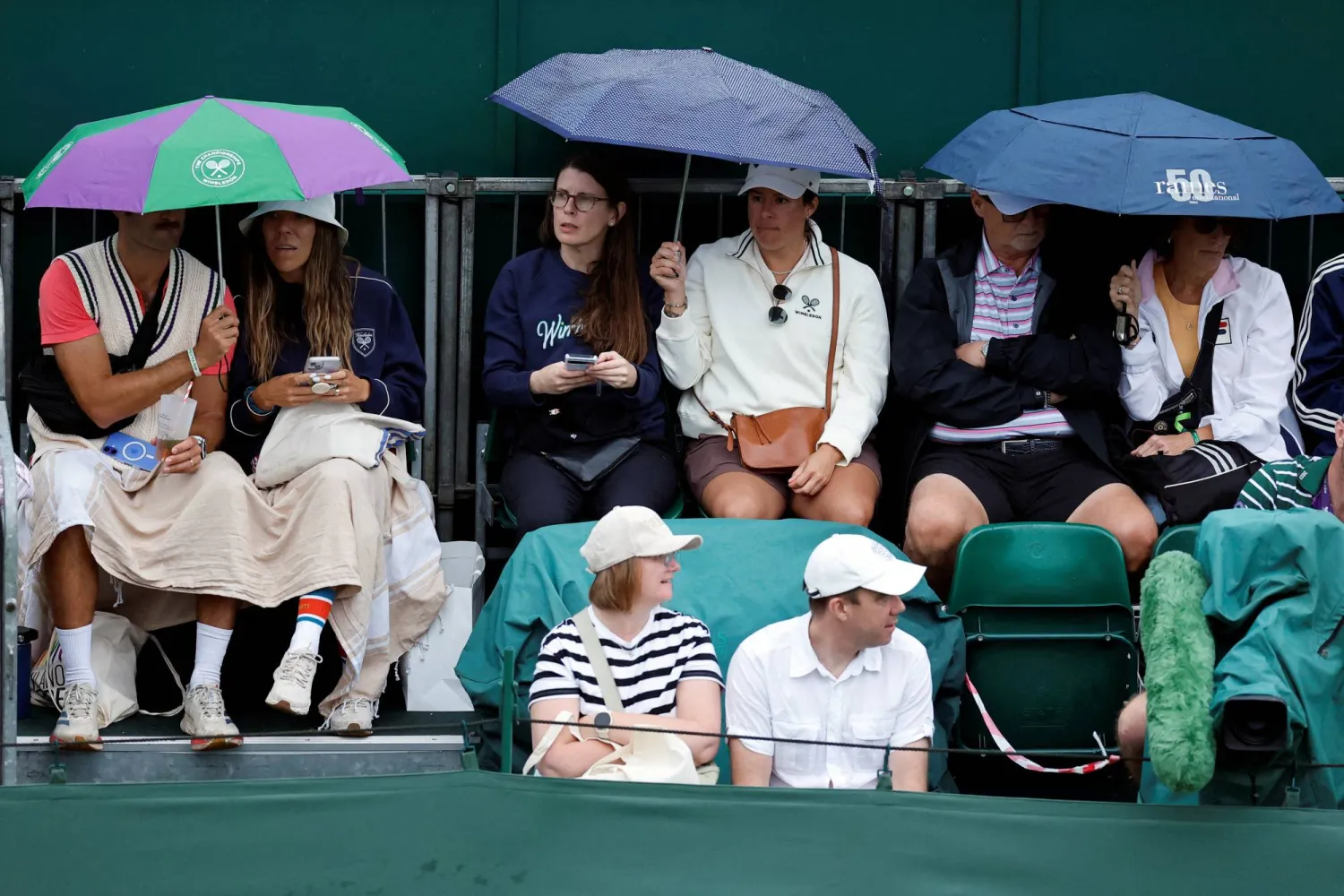 سوء الأحوال الجوية جاء بعد تسجيل درجة حرارة قياسية يوم الاثنين (رويترز)