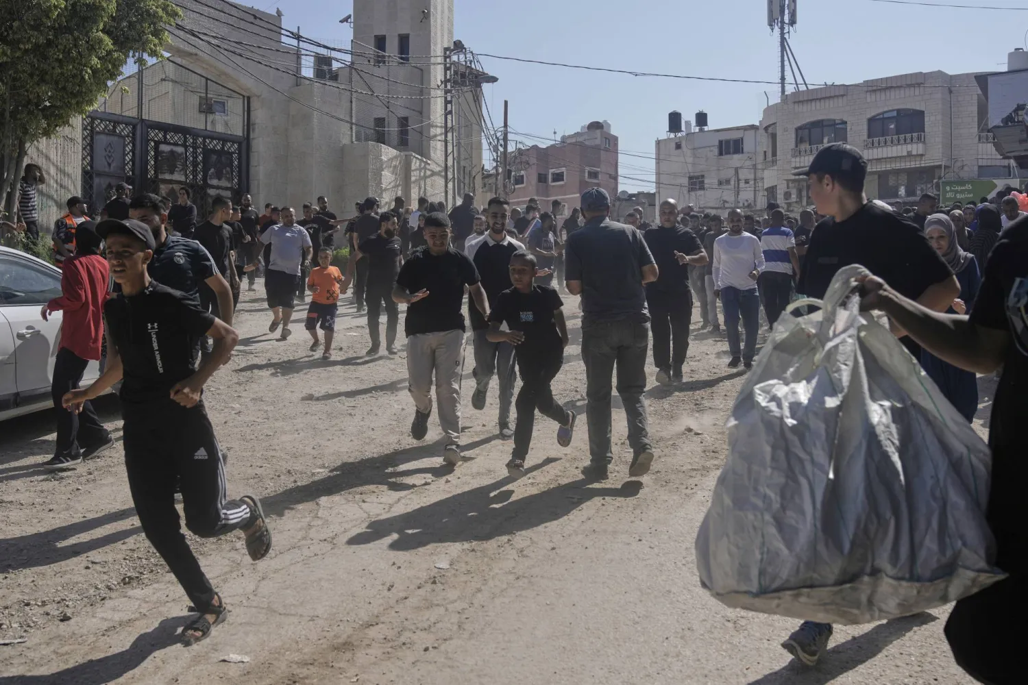 فلسطينيون يجمعون أمتعتهم قبل هدم منازلهم من قبل القوات الإسرائيلية في مخيم طولكرم للاجئين بالضفة الغربية (أ.ب)