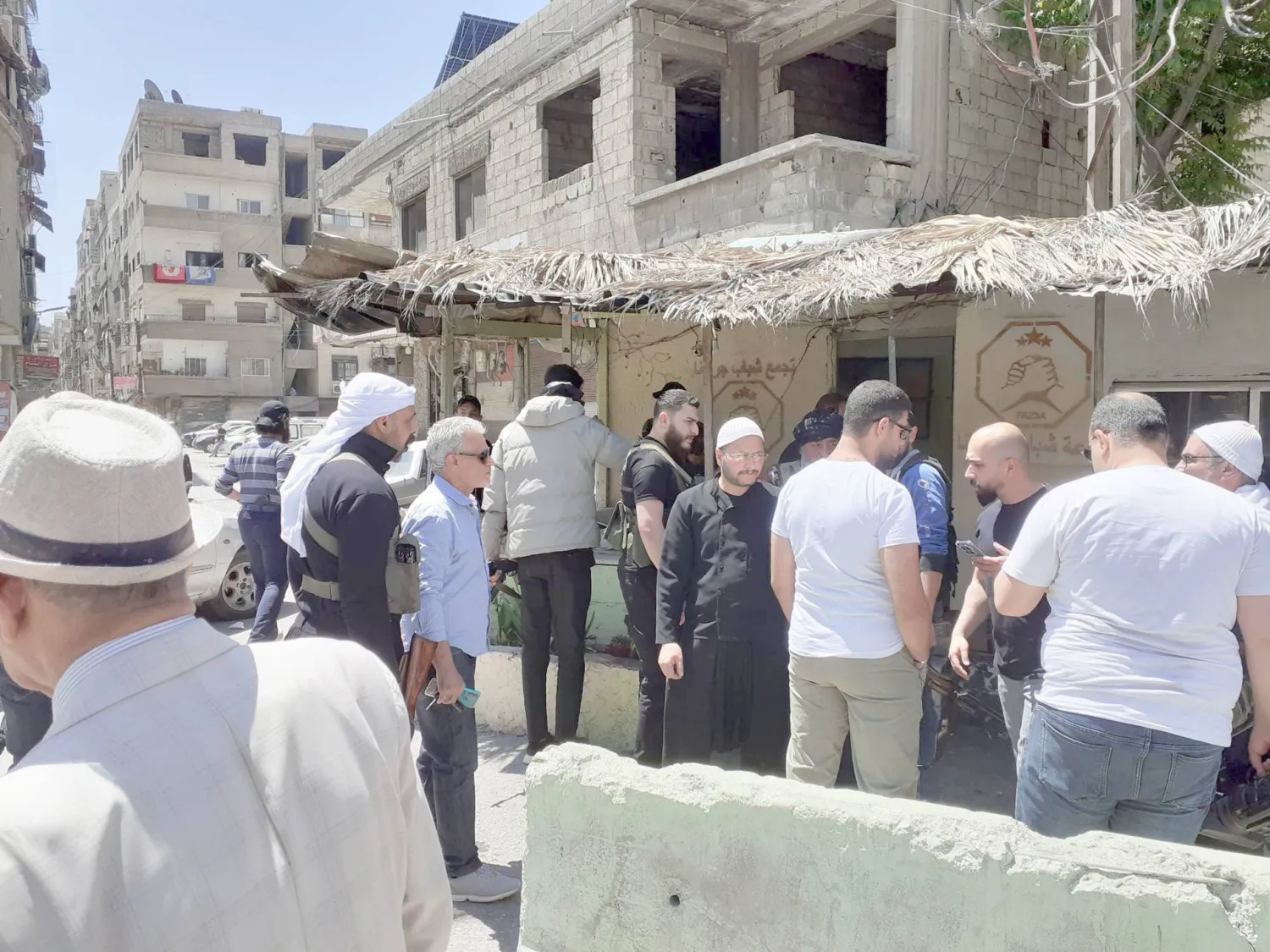 تجمع مسلحين محليين أمام حاجز عند مدخل مدينة جرمانا الشمالي في 29 أبريل الماضي (الشرق الأوسط)