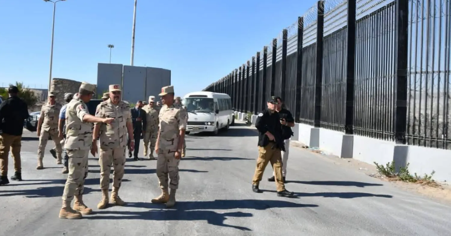 مسؤولون مصريون قرب الحدود مع إسرائيل نهاية العام الماضي (المتحدث العسكري)