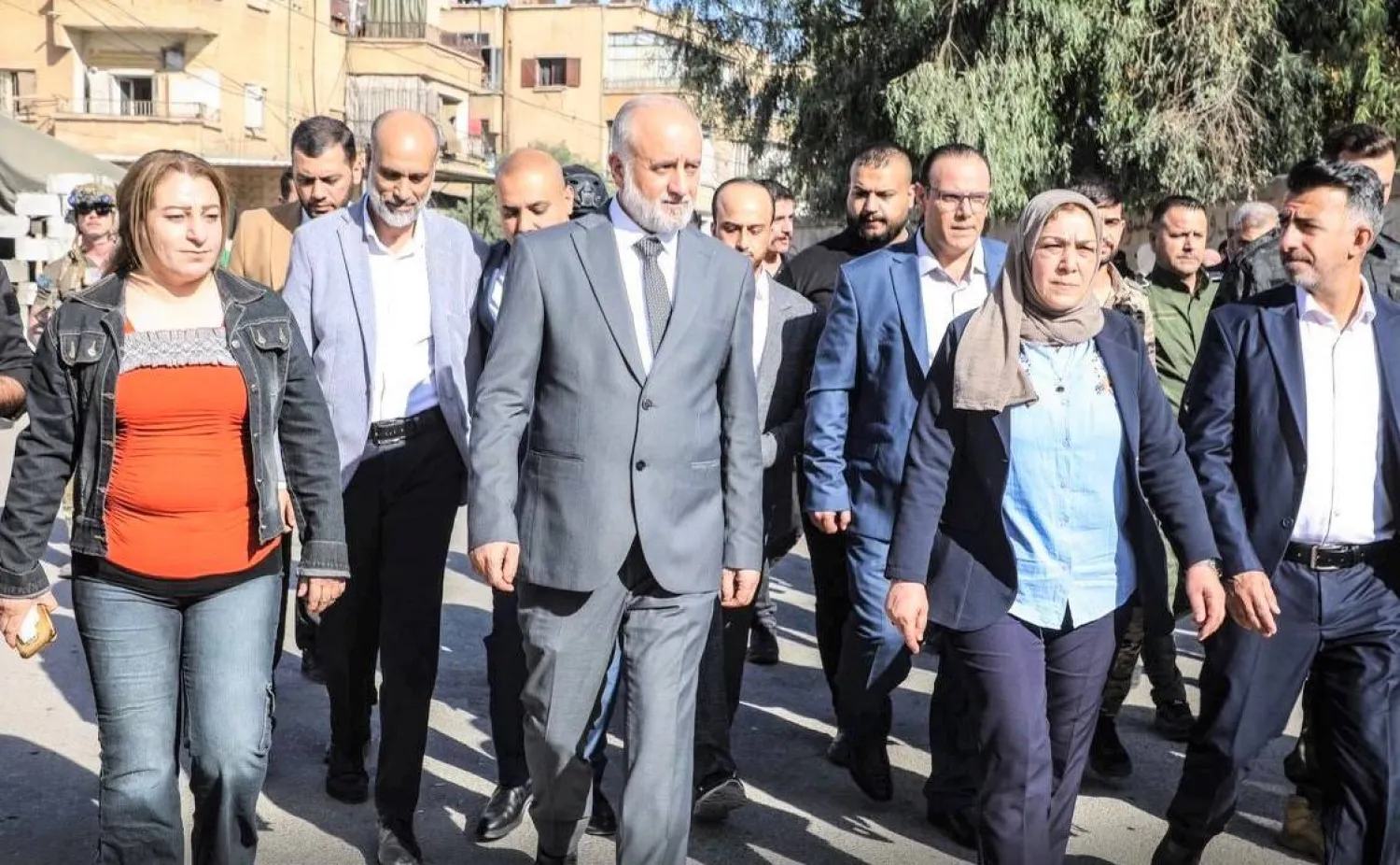 اللواء أحمد اللطوف نائب وزير الداخلية للشؤون الشرطية ووفد حكومي خلال جولة تفقدية على مركز امتحاني في القامشلي (حساب الداخلية)