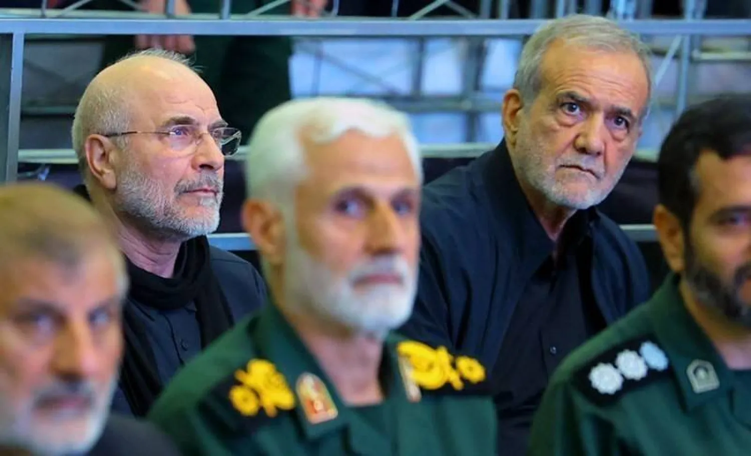 الرئيس الإيراني مسعود بزشكيان ورئيس البرلمان محمد باقر قاليباف في مراسم تأبين قادة عسكريين قتلوا في الضربات الإسرائيلية (تسنيم)