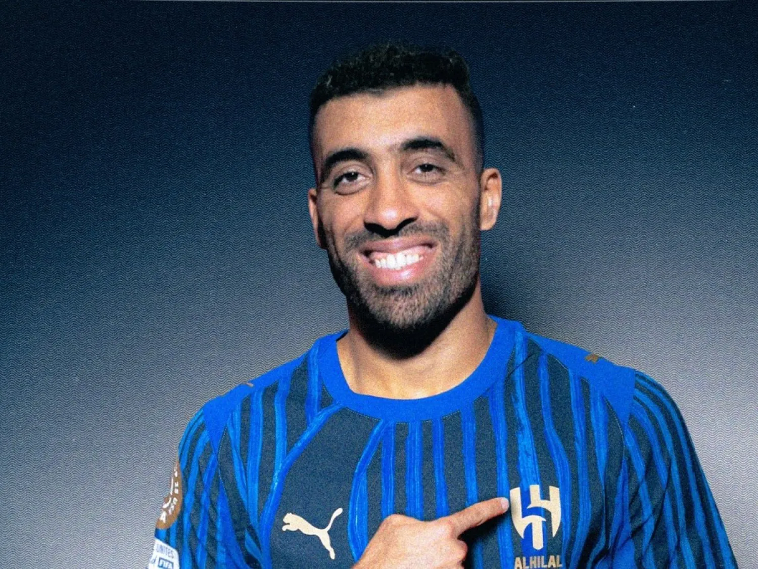 حمد الله بقميص الهلال بعد التوقيع (المركز الإعلامي للنادي)