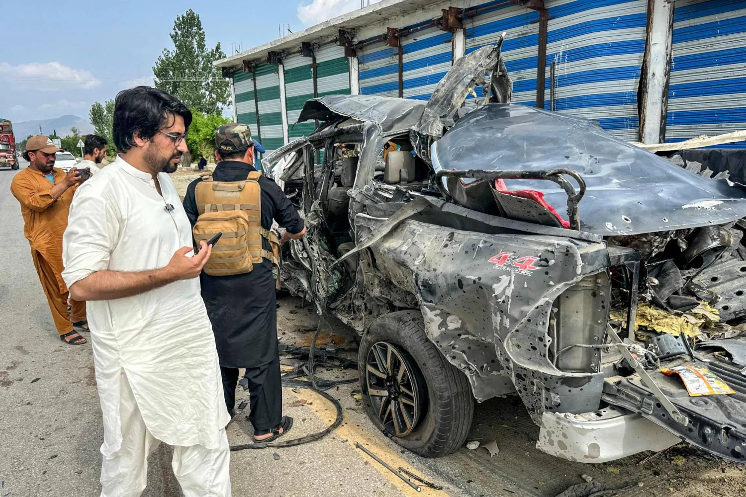 مقتل أربعة بانفجار أعلن الفرع الإقليمي لتنظيم «داعش» مسؤوليته عنه (أ.ف.ب) 