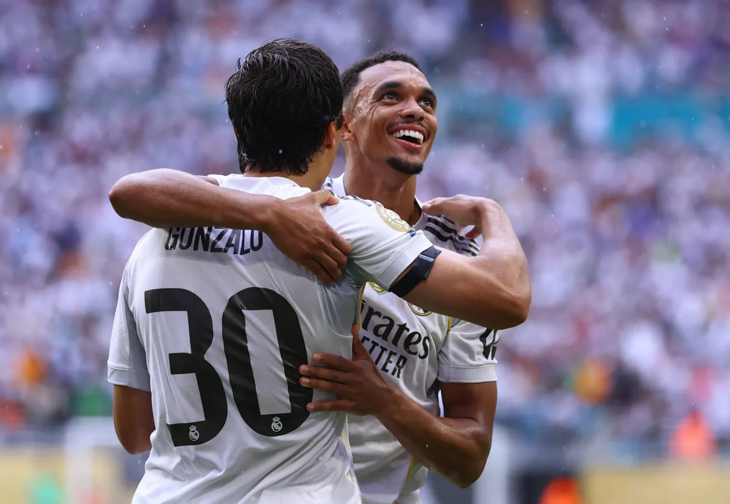 ألكسندر أرنولد يحتفل مع غارسيا بهدف فوز الريال بفضل تمريراته التي ضمنت للفريق 10 ملايين إسترليني إضافية (رويترز)