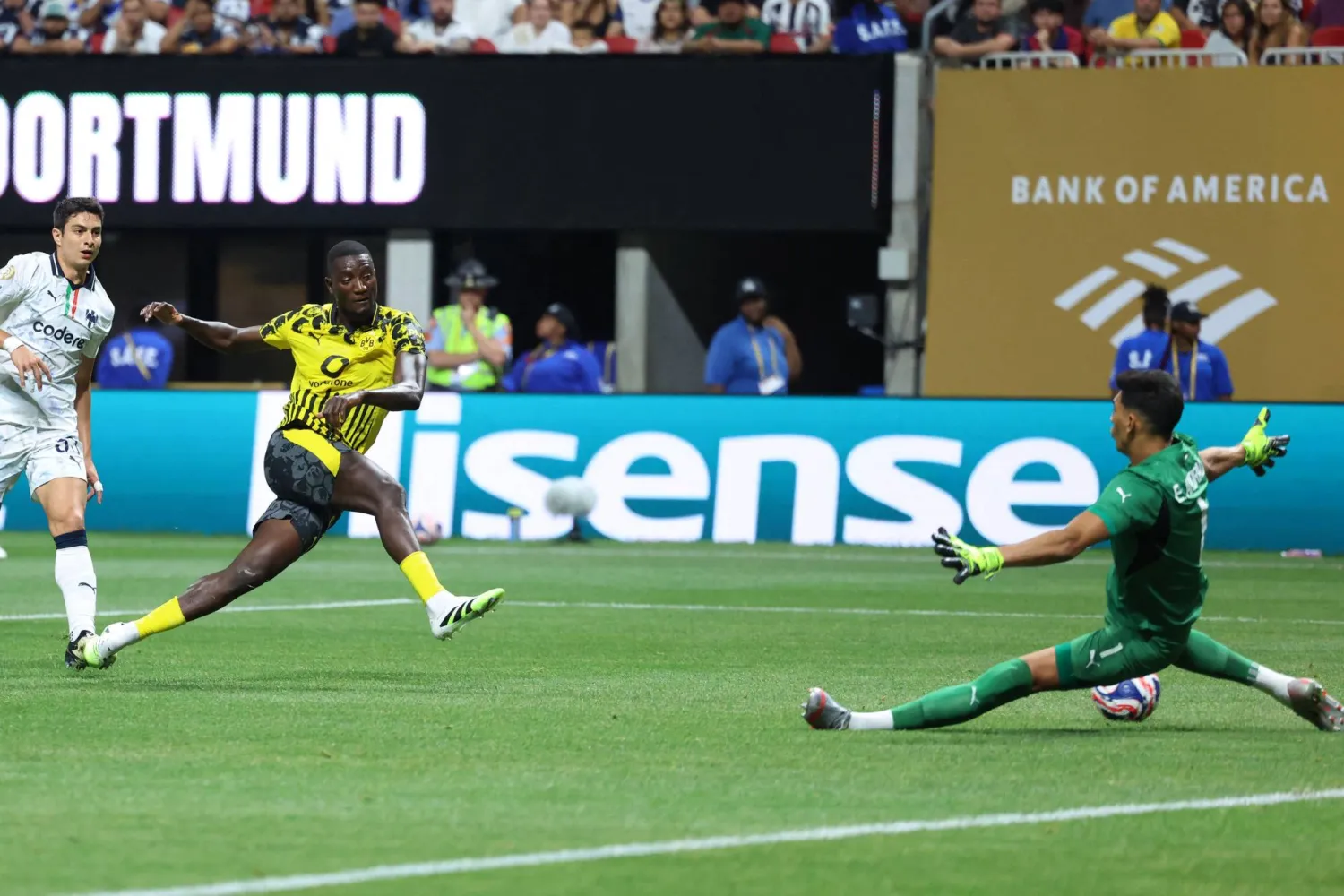 غيراسي مهاجم دورتموند يفتتح التسجيل في مرمى مونتيري (ا ف ب)