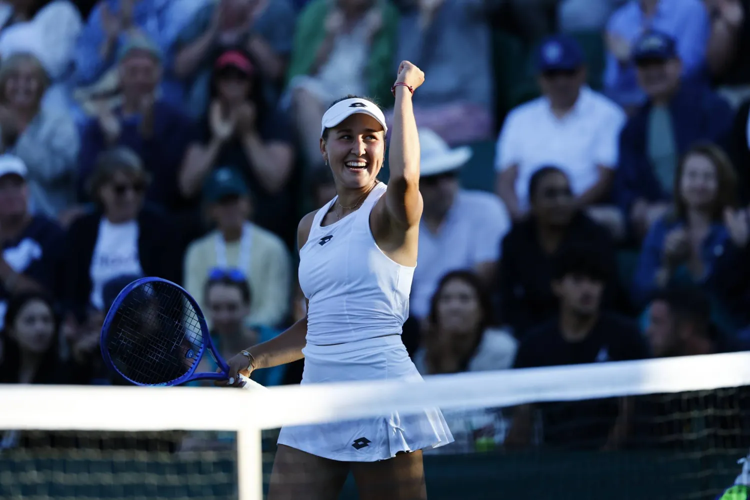 كاميلا راخيموفا تحتفل بفوزها على باوليني (إ.ب.أ)