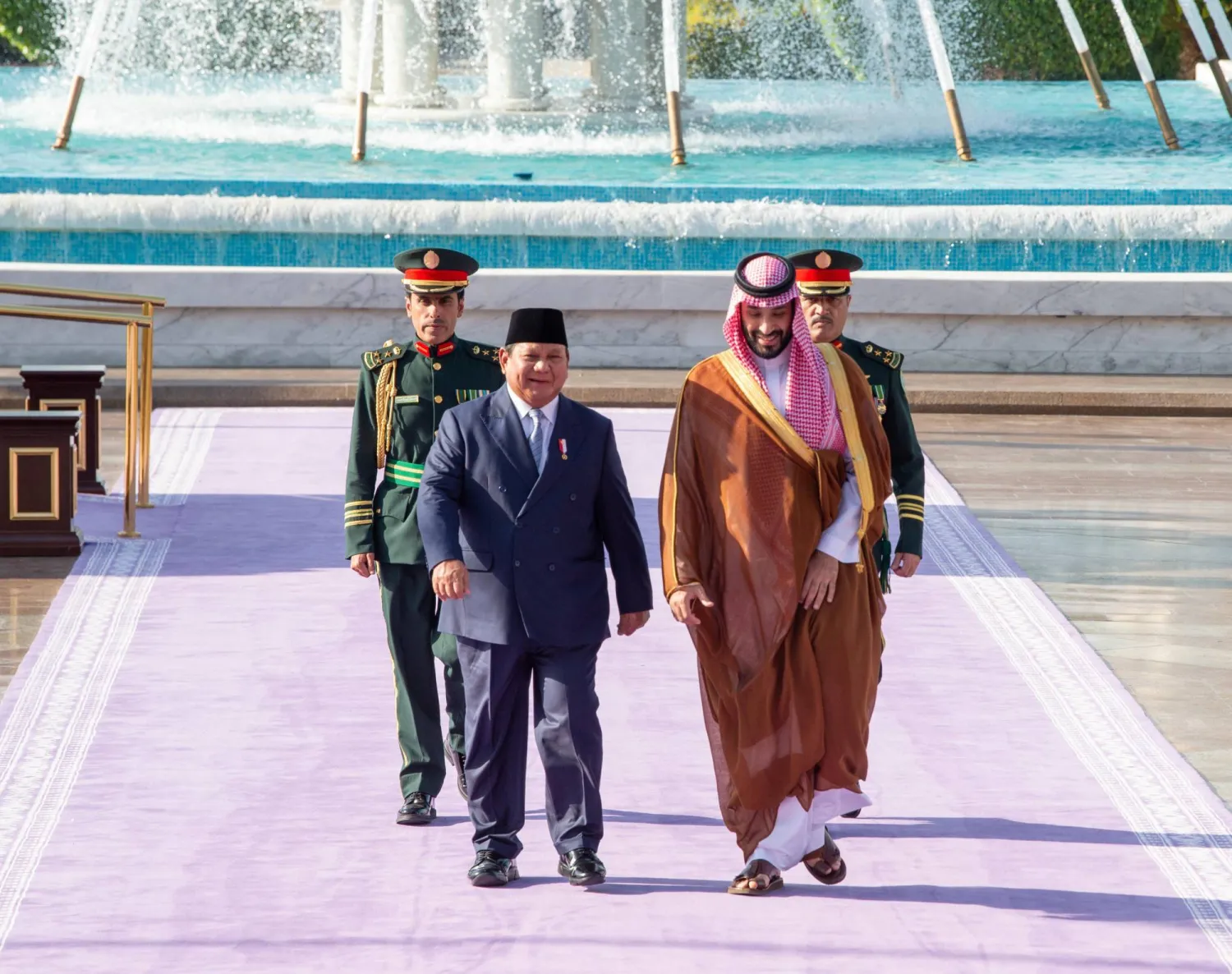 ولي العهد السعودي الأمير محمد بن سلمان مستقبلاً الرئيس الإندونيسي برابوو سوبيانتو بقصر السلام في جدة الأربعاء (واس) 