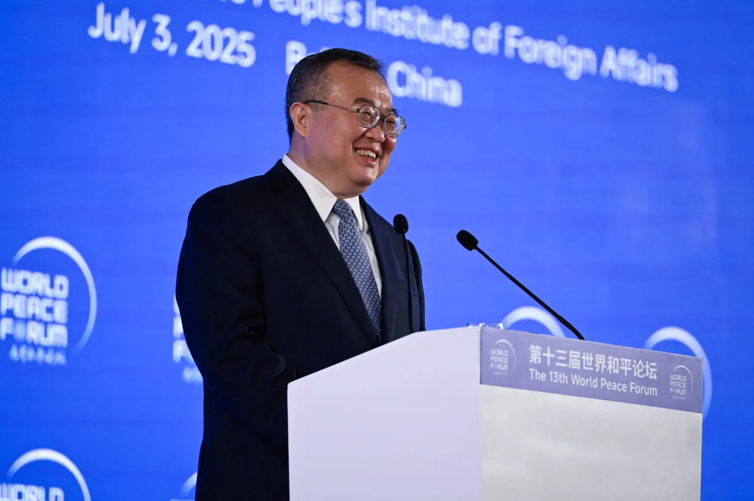 ليو جيانتشاو مدير إدارة الاتصال الدولي بالحزب الشيوعي يتحدث خلال منتدى في العاصمة الصينية بكين يوم الخميس (أ.ف.ب)