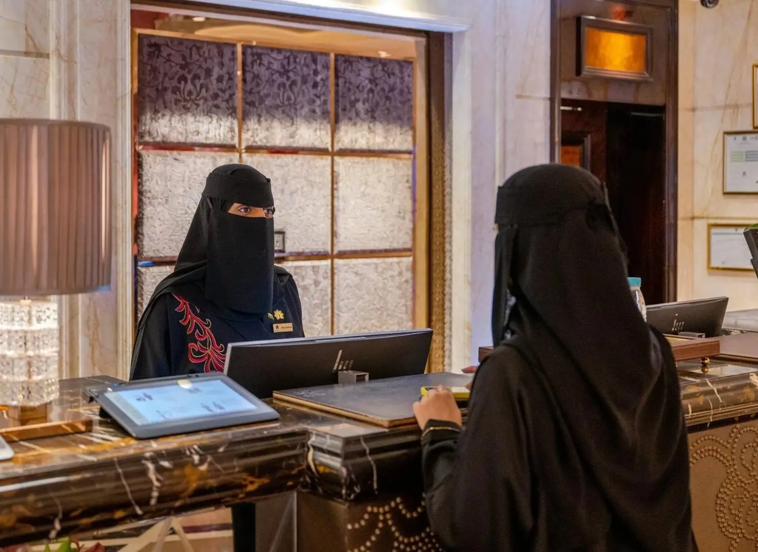 موظفة سعودية في أحد الفنادق (الشرق الأوسط)